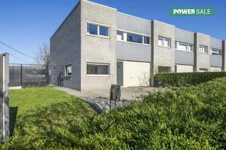 In Maandagweg 1 in Kortrijk, we find this excellent family home (2011) for sale. Located on Hoog Kortrijk and Sint-Elisabeth, a quiet and green neighborhood known for its pleasant living environment. This location offers an excellent connection to the city center and various amenities. The access roads are also nearby. Layout:- multipurpose room, currently used as a hair salon- bright living room with lounge and dining area- equipped kitchen with every comfort- large storage- 4 bedrooms- bathroom with bath, shower and sink- access to the spacious attic via a loft ladderExtra benefits:- compliant electricity- favourable certificates- ready to move in at a top location- 10,000 liter rainwater tankInterested in this ready-to-move-in home at a convenient location in Kortrijk? Contact Valentine Duquesne (0493/ 25 32 62) or Carl Boedts (0473/ 95 18 21) for more info or an on-site visit! The property is offered through the Power-sale formula. Between 03/12/2025 09:00 and 10/12/2025 12:00, you can come visit the property by appointment and make an offer. The listed price is a starting price. For further information, please contact the property agent.