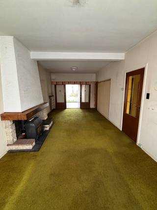 Halfopen bebouwing met garage en oprit in de wijk Bloemendaal (Schoten).Ligging:Rustig gelegen nabij de Paalstraat, met winkels, scholen en openbaar...