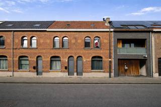 Deze centraal gelegen woning in de Passtraat combineert comfort, functionaliteit en groeipotentieel op een uitstekende locatie. Bij binnenkomst komt u in de inkomhal die toegang geeft tot de ruime, open leefruimte, een lichte en uitnodigende plek om te ontspannen of in te richten naar eigen wens. De gesloten keuken is praktisch ingericht en sluit aan op een bergruimte, ideaal voor extra opslag. De gelijkvloerse badkamer is voorzien van douche, toilet en aansluiting voor een wasmachine, waardoor alles voor dagelijks comfort binnen handbereik is.<br /><br />Achteraan de woning ligt een binnenkoer met een gezellige stadstuin, een rustig plekje midden in de stad om van de zon en frisse lucht te genieten. Op de eerste verdieping bevinden zich twee volwaardige slaapkamers, praktisch ingedeeld. De afgewerkte zolderverdieping biedt extra mogelijkheden, bijvoorbeeld als derde slaapkamer, bureau of hobbyruimte.<br /><br />Wat deze woning extra aantrekkelijk maakt, is het energiezuinige karakter. Met een EPC-label C geniet u van een duurzame woning die zowel praktisch als toekomstgericht is.<br /><br />De ligging is bijzonder gunstig: winkels, scholen, openbaar vervoer en belangrijke invalswegen liggen op korte afstand. Dankzij de centrale locatie en instapklare staat is dit een uitstekende keuze voor starters of investeerders.