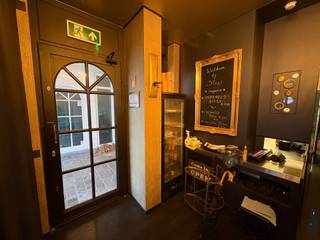 Op een zeer goede locatie gelegen, A1 ligging, winkelruimte/handelszaak van ca. 60m². Gelegen aan Bredabaan te Brasschaat. Bij binnenkomst van...