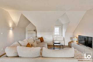 Dit prachtig gerenoveerd appartement bevindt zich op de bovenste verdieping (2de) van een kleinschalige residentie met slechts drie appartementen en één handelszaak. Dankzij de volledige renovatie in 2025 geniet u van hedendaags wooncomfort, een kwalitatieve afwerking en een woning die volledig instapklaar is.<br /><br />Via de inkomhal betreden we de ruime leefruimte, waar de mooie raampartijen zorgen voor een aangename lichtinval en een open, ruimtelijk gevoel. De gezellige zithoek sluit naadloos aan op de eetplaats en de moderne, volledig uitgeruste keuken met ruim kookeiland, kwalitatieve AEG-toestellen en voldoende werk- en bergruimte. Vanuit de leefruimte heeft u rechtstreeks toegang tot het gezellige zuid gericht terras van ca. 5 m², waar u kunt genieten van een mooi groen uitzicht.<br />Het appartement beschikt verder over twee volwaardige slaapkamers en een stijlvolle badkamer met een vrijstaand ligbad, ruime inloopdouche, modern lavabomeubel en kwalitatieve afwerking. Doorheen het volledige appartement werd gekozen voor duurzame materialen en een tijdloze inrichting.<br /><br />Een bijkomende troef is de ruime privatieve bergzolder van ca. 65 m².<br /><br />Met een bewoonbare oppervlakte van 110 m², een volledige renovatie in 2025, een gunstig EPC-label B, een kleinschalige residentie en een hoogwaardige afwerking vormt dit appartement een unieke opportuniteit voor wie op zoek is naar appartement in het centrum van Zeveneken.<br /><br />Wenst u dit prachtig appartement te bezoeken, schrijf u in op onze bezoekdag op zaterdag 17 oktober via de link:  https://calendly.com/loimmo/bezoekmoment-gentse-steenweg-438-bus201