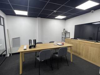 Commerciële ruimte; 2 bureelruimtes; stockage/bureel; afzonderlijk W.C.; kitchenette/technische ruimteNutsvoorzieningen: camerabewaking,...