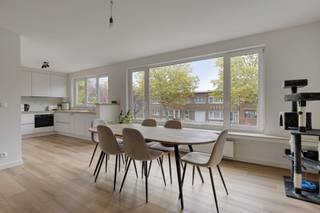 <p><span>Ben je op zoek naar een volledig vernieuwd appartement waar je meteen je meubels kan binnenzetten? Dit pareltje op de eerste verdieping van een kleinschalig gebouw in het rustige Deurne-Zuid biedt alles wat je nodig hebt en meer. Instapklaar, gerenoveerd in 2025 met duurzame en kwalitatieve materialen, oog voor detail en een tijdloos design. Lage vaste kosten maken dit appartement ook financieel een slimme keuze. De garage met nieuwe garagepoort koop je verplicht bij voor 25.000.</span></p><p><span> </span></p><p><span>Indeling</span><span>:</span></p><p><span>Ruime en lichtrijke leefruimte met stijlvolle sierradiator en een prachtige vloer die naadloos doorloopt tot in de open keuken.</span></p><p><span>Moderne Ixina keuken in strak wit design met voldoende kastruimte en hedendaags comfort.</span></p><p><span>Twee volwaardige slaapkamers en een derde kamer met raam, perfect als bureau, dressing of hobbyruimte.</span></p><p><span>Een luxe badkamer die indruk maakt met zwarte accenten, inloopdouche, dubbele lavabo, handdoekdroger, alles tot in de puntjes afgewerkt.</span></p><p><span>Eén van de slaapkamers biedt toegang tot een gezellig terras aan de achterzijde, ideaal om te ontspannen in alle rust.</span></p><p><span> </span></p><p><span>Bijzonderheden</span><span>:</span></p><p><span>EPC Energielabel B - 125 kwh/(m² jaar)</span></p><p><span>Geen renovatieplicht!</span></p><p><span>De elektriciteit is conform</span></p><p><span>Het appartement is asbestveilig</span></p><p><span>Overal dubbele beglazing met PVC kader</span></p><p><span>CV is individueel op gas</span></p><p><span>Vaste kosten: 120/kwartaal (inbegrepen: water, minuterie gang)</span></p><p><span>P-score: A</span></p><p><span>G-score: A</span></p>