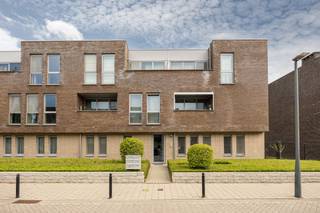 <p><strong>Gelijkvloers app. met 2 slaapkamers, ruime tuin met tuinberging, ondergrondse autostaanplaats en kelderberging in doodlopende straat in Turnhout. EPC: label B. Elektriciteit conform. </strong></p>
<p><strong>Ligging:</strong> Rustige ligging in een doodlopende straat op wandelafstand van het centrum van Turnhout.</p>
<p><strong>Indeling: </strong>Leefruimte, open keuken, berging, nachthal, 2 slaapkamers, gastentoilet, badkamer, tuin met terras en tuinberging, ondergrondse autostaanplaats, kelderberging.</p>
<p><strong>Omschrijving: </strong>Gelijkvloers appartement met tuin en veel opbergruimte. Bij het betreden van het appartement komt u in de lichtrijke leefruimte met schuifraam die uitgeeft op de ruime tuin. De open keuken is uitgerust met oven, kookplaat, dampkap en vaatwasser. Aansluitend bevindt zich de berging met aansluiting voor wasmachine. Verder is er een gastentoilet aanwezig en zijn er 2 slaapkamers van 16m² en 10m², waarvan deze laatste voorzien is van ingemaakte kasten. De badkamer is uitgerust met dubbele wastafel en een inloopdouche. Achteraan bevindt zich de onderhoudsvriendelijke tuin met terras, dewelke ook toegankelijk is via zowel de tuinberging als via een poort aan de zijkant van het gebouw. Verder beschikt het appartement over een kelderberging (bereikbaar met de lift) en een ondergrondse autostaanplaats.</p>
<p>Het appartement is momenteel verhuurd aan een niet-geïndexeerde huurprijs van €925,00 en €95,00 gemeenschappelijke kosten per maand. Het appartement kan aangekocht worden als investering of voor eigen bewoning, mits inachtname van opzeg van de huurder bij akte, met een opzegtermijn van 6 maanden.</p>
<p><strong>Troeven:</strong></p>
<ul>
<li>Gelijkvloers;</li>
<li>EPC label B;</li>
<li>Kelderberging;</li>
<li>Ondergrondse autostaanplaats;</li>
<li>Onderhoudsvriendelijke en ruime tuin met terras en tuinberging.</li>
</ul>
<p><em>Bijzondere informatieplicht: in aanvraag</em></p>