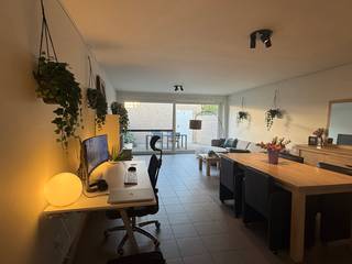 Dit aangename gelijkvloersappartement is ideaal gelegen op wandelafstand van het centrum van Nazareth en een bushalte. Het appartement maakt deel uit van een kleinschalige residentie met slechts vier appartementen, wat bijdraagt aan het rustige en aangename wooncomfort.
Met een bewoonbare oppervlakte van 77 m² en een ruim terras waar je volop kan genieten van de avondzon, biedt dit appartement alles voor comfortabel wonen.
Een extra troef is dat er zowel een private autostaanplaats als een afsluitbare garagebox inbegrepen zijn in de huurprijs.
Indeling: inkomhal, gastentoilet, lichtrijke leefruimte met open, geïnstalleerde keuken, berging/wasplaats, badkamer met douche in bad en één slaapkamer.
Gemeenschappelijk kosten inbegrepen in de huurprijs.
Wenst u meer informatie of een bezoek? Neem contact op met ons kantoor.
www.descheldegalm.be