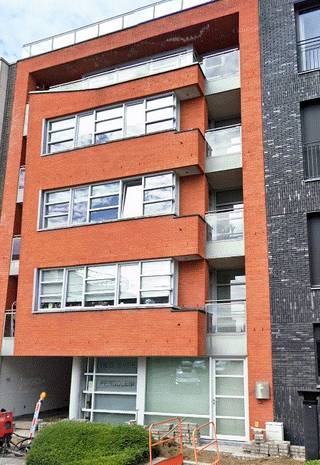 Gelegen op de tweede verdieping bevindt zich dit ruime en instapklare appartement op een topligging nabij het centrum van Roeselare.De indeling is...