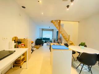 <strong>Wervik - Landelijk gelegen woning met 1 slaapkamer te koop.</strong><br /><br /><strong>Indeling:</strong><br />Inkomhal, lichtrijke living met aansluitende keuken (zelf in te richten), berging, aparte opslagplaats, ruime garage, veranda en ruime tuin.<br /><u>1ste verdieping:</u> ruime badkamer en slaapkamer<br /><u>Zolderverdieping:</u> extra slaapkamer mogelijk<br /><br /><strong>Troeven:</strong><br />+ Wartmepomp<br />+ Veranda<br />+ Garage en staanplaats<br />+ Ruime tuin<br />+ Voorzieningen vloerverwarming<br />+ Mogelijkheid tot extra slaapkamer op zolder