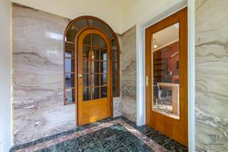 Karaktervolle jaren ’30-woning met authentieke gevel, gunstig gelegen nabij het centrum van Deinze.<br /><br />Deze unieke eigendom beschikt over maar liefst 371 m² bewoonbare oppervlakte en combineert charme, ruimte en veelzijdigheid.<br /><br />Bij het betreden van de woning komt u binnen in een statige inkomhal. Rechts bevindt zich een (momenteel ingerichte) ruime vergaderzaal, ideaal voor een zelfstandige activiteit of vrij beroep. Links bevindt zich een gastentoilet. Verder is er toegang tot de inpandige garage, en het woongedeelte.<br /><br />De woning beschikt over een keuken en een recent gerealiseerde uitbouw (2018) met een royale, open leefruimte. De bijzonder hoge plafonds en grote raampartijen zorgen hier voor een uitzonderlijk ruimtegevoel en een overvloed aan natuurlijk licht. Aansluitend situeert zich de aangename stadstuin.<br /><br />Daarnaast is de woning volledig onderkelderd, wat zorgt voor extra opslag- of gebruiksmogelijkheden.<br /><br />Op de bovenverdieping bevinden zich vier slaapkamers, een bureauruimte, een washoek en een badkamer uitgerust met o.a. een bad als een douche. Bovendien is er een ruime zolder aanwezig die uitbreidingsmogelijkheden biedt.<br /><br />De woning beschikt over een gunstig EPC-label B en is technisch degelijk (o.a. zonnepanelen, conforme elektrische keuring, ... ).<br />Er is parkeergelegenheid vooraan de woning, wat een bijzondere troef is.<br /><br />Kortom, een karaktervolle eigendom waar wonen en werken perfect in harmonie kunnen samengaan.