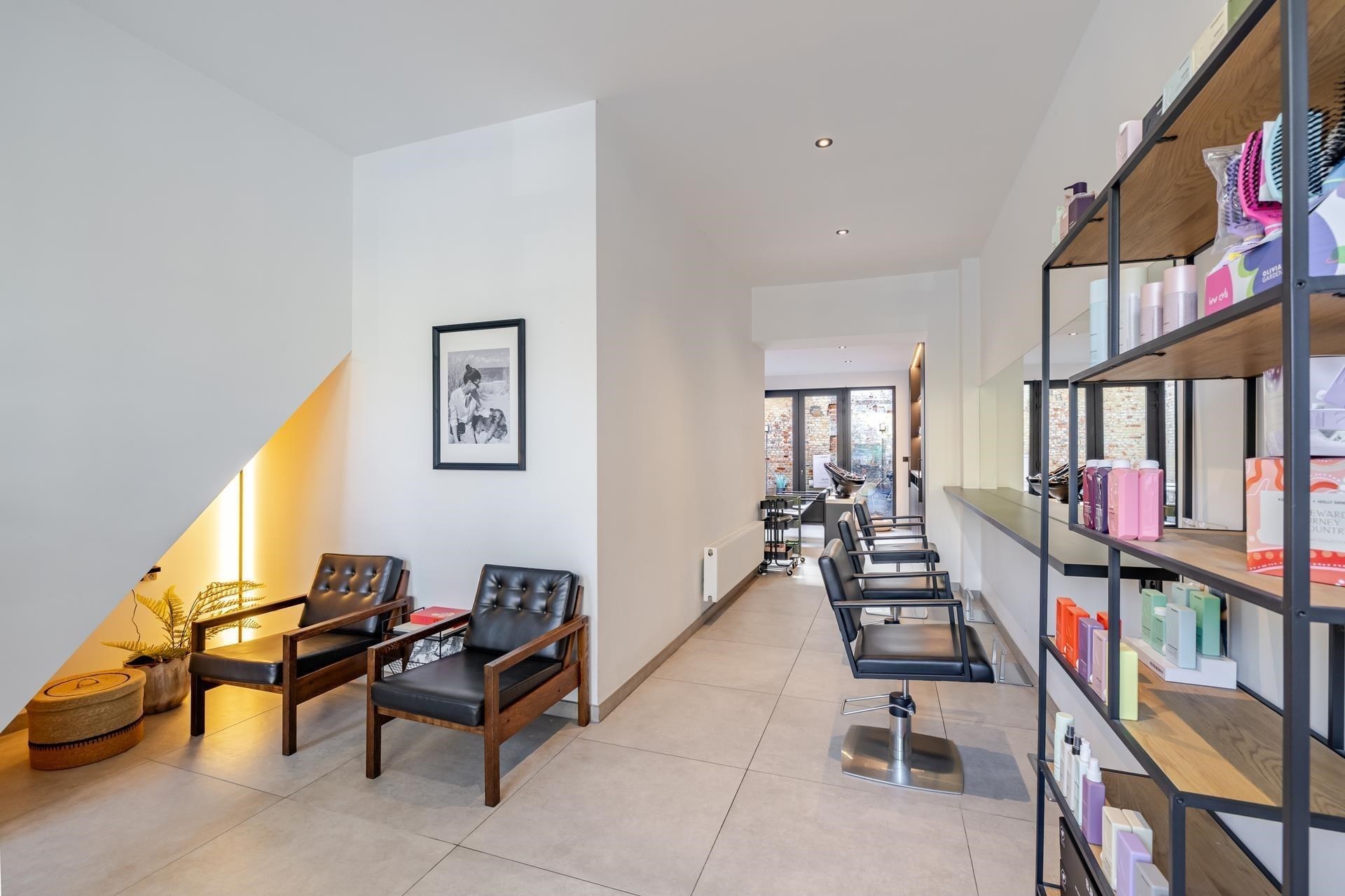 Stijlvol handelspand met kwalitatieve afwerking en charmant appartement met terras - foto 5