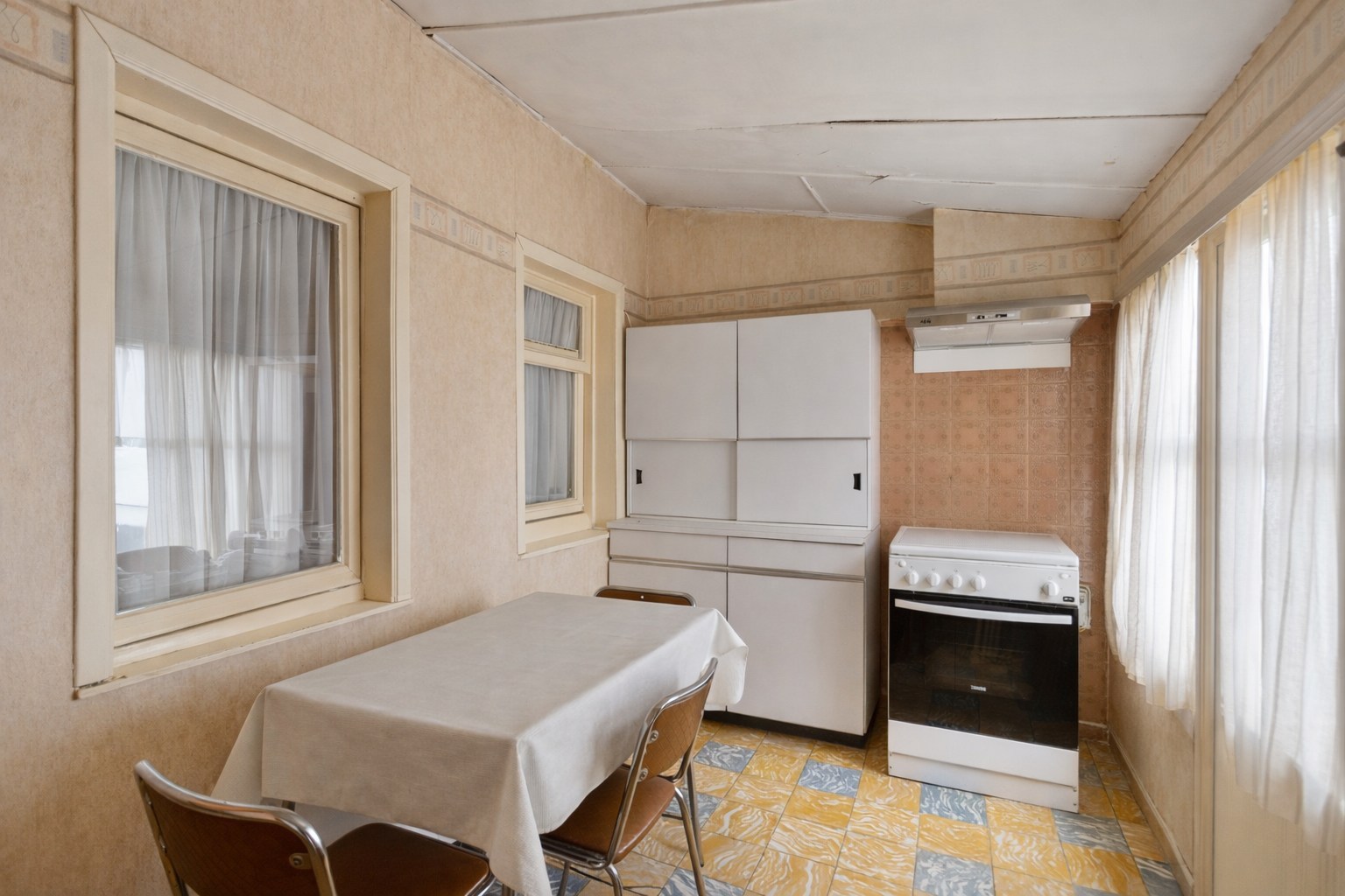 TE RENOVEREN GEZINSWONING MET 2 SLPKS TUIN EN STAANPLAATS - foto 5