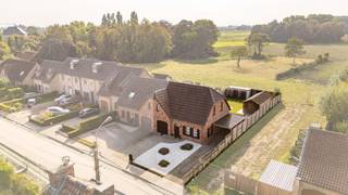 Deze INSTAPKLARE woning (gerenoveerd in 2018) is gelegen te Poeke met name in de Ruiseleedsestraat 3I op een perceel grond van 473m² en met een bewoonbare oppervlakte van 131m². Deze eigendom geniet een uiterst centrale ligging vlakbij, openbaar vervoer, bakker, slager, winkels, scholen, enz...<br /><br />PLUSPUNTEN:<br />* GERENOVEERD IN 2018<br />* RUSTIGE, GROENE LIGGING<br />* ZEER GUNSTIG EPC LABEL B<br />* VOLDOENDE PARKEERPLAATS<br /><br />INTERIEUR:<br />Via de inkomhal komt u binnen in de woning, met aansluitend een gastentoilet. Vervolgens is de lichtrijke leefruimte met eetplaats, die naadloos aansluit op de volledig geïnstalleerde open keuken. Vanuit de keuken is er toegang tot de garage, die naast het parkeren van een wagen ook perfect dienst kan doen als extra bergruimte.<br /><br />Op de eerste verdieping bevinden zich 3 comfortabele slaapkamers en een ruime badkamer, uitgerust met een dubbele wastafel, inloopdouche, ligbad en toilet.<br /><br />EXTERIEUR:<br />De woning beschikt over een aangename en rustig gelegen tuin, omgeven door een groene omgeving. Daarnaast is er een praktische carport, zodat u uw wagen steeds overdekt kunt parkeren. De aanwezigheid van het tuinhuis zorgt voor extra bergruimte en biedt plaats voor onder meer tuinmateriaal.<br /><br />Een verzorgde en instapklare woning met een rustige ligging, een gunstig EPC-label B en alle nodige voorzieningen.