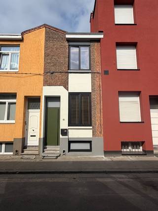 <br />In de rustige, centraal gelegen Van Weselestraat vindt u deze volledig gerenoveerde eengezinswoning van 130 m² met drie slaapkamers en een zonnige zuidwest-gerichte stadstuin.<br /><br />De woning werd de voorbije jaren grondig aangepakt: in 2020 werden het dak en de isolatie volledig vernieuwd, en in 2022 volgde een renovatie van de benedenverdieping met o.a. een nieuwe keuken met kookeiland en gasfornuis, een luxueuze badkamer met dubbele wastafel en inloopdouche, nieuwe vloeren en een stalen raampartij die de leefruimte verbindt met de tuin. Het resultaat is EPC-label B — uitzonderlijk voor een woning uit 1930 — zonder renovatieverplichting bij overdracht.<br /><br />Troeven op een rij:<br /><br />•Renovatie benedenverdieping 2022, dak en isolatie 2020<br />•EPC-label B — geen renovatieplicht<br />•Zuidwest-gerichte tuin met avondzon<br />•KI slechts €438 (lage onroerende voorheffing)<br />•Rustige straat, op wandelafstand van winkels, scholen en openbaar vervoer, vlotte verbinding met centrum Antwerpen<br />•Rechtstreekse verkoop door eigenaar — geen makelaarskosten, snel schakelen<br /><br />Alle attesten aanwezig (EPC, elektrische keuring, asbestattest, bodemattest).