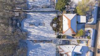 Cette magnifique villa avec un concept "open space" à Kapellen est une maison de rêve pour ceux qui recherchent le luxe et le confort.<br /><br />La maison, construite en 2002, est située sur un grand terrain de 2060 mètres carrés et a une surface habitable de 297 mètres carrés.<br />Nous entrons dans la propriété par le portail automatique et garons facilement notre voiture sur les places de parking prévues ou dans le garage double.<br /><br />Dès l'entrée dans la villa, nous sommes baignés de lumière grâce au surprenant concept "open space" qui est très caractéristique de cette villa exceptionnelle.<br /><br />Depuis le hall d'entrée, nous avons ainsi une connexion avec l'espace salon et salle à manger, ainsi qu'une magnifique connexion avec le jardin.<br /><br />Nous passons la porte vitrée vers l'espace de vie et remarquons la haute mezzanine ouverte qui crée une sensation d'espace très vaste.<br />L'espace de vie avec cheminée se fond harmonieusement dans la cuisine-salle à manger.<br />Celle-ci est équipée des appareils nécessaires, d'un îlot de cuisine et d'un coin petit-déjeuner offrant également une vue sur le jardin.<br />Un cellier/buanderie et un garage double offrent le confort nécessaire dans la maison.<br /><br />En outre, une suite parentale est prévue à cet étage avec un dressing et une salle de bains complète avec douche, baignoire et lavabo avec rangements.<br /><br />Nous prenons l'escalier ouvert depuis l'espace de vie jusqu'au premier étage.<br /><br />Le palier relie les quatre chambres et le bureau ouvert avec vue sur le jardin.<br /><br />Il y a une salle de bains séparée sur le palier et une salle de bains attenante à l'une des 4 chambres.<br /><br />À l'extérieur, il y a un magnifique jardin aménagé avec une terrasse ensoleillée au sud-ouest, où vous pourrez profiter du soleil.<br /><br />De plus, il y a un grand garage pouvant accueillir 2 voitures et suffisamment de places de parking sur la propriété.<br /><br />En bref, cette villa à Kapellen est un endroit idéal pour vivre pour ceux qui recherchent le confort, le luxe et l'espace.<br />Avec toutes les commodités dont vous avez besoin et un environnement magnifique, cette maison de rêve répond à tous vos souhaits.<br /><br />Caractéristiques exceptionnelles<br />- environnement calme<br />- 5 chambres : suite parentale/chambre d'amis au rez-de-chaussée et 4 chambres à l'étage<br />- tout le confort<br />- bien entretenu<br />- accessibilité aux transports en commun, commerces, écoles<br />- prêt à emménager<br /><br />PEB = 197 kWh/m² - Vg - Wg - Gmo - Gvkr - Gvv