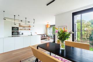 Riant en luxueus afgewerkt appartement op de vierde verdieping van de kleinschalige residentie "Hof van Leysen" in de gegeerde Markgravelei...