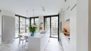 <p>Appartement met 2 slaapkamers gelegen in residentie Cadiz met zicht op de binnentuin.<br /><br />Indeling: Uiterst zonnige leefruimte voorzien van parketvoer en toegang tot een mooi terras. Volledig uitgeruste open keuken voorzien van kookeiland. <br /><br />Twee slaapkamers. Gastentoilet met handenwasser. Badkamer met ligbad voorzien van douchescherm. Berging.<br /><br />Een kelderberging met nr 2.046 is inbegrepen in de huurprijs.<br /><br />Mogelijkheid tot het huren van een autostaanplaats met nr -2.068 aan € 150 per stuk/ per maand.</p>