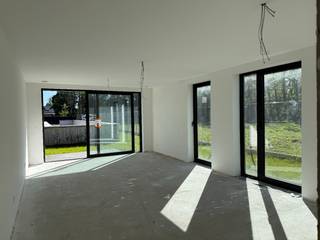 Grijp deze unieke kans! Dit is het laatste beschikbare appartement in Residentie Balique, een stijlvolle nieuwbouwresidentie langs de Brugstraat in Sint-Job-in-'t-Goor. Het appartement is onmiddellijk beschikbaar, zodat u zonder wachttijd kunt genieten van een energiezuinige en comfortabele nieuwbouwwoning. Dankzij de 6% BTW-optie biedt dit appartement niet alleen topkwaliteit, maar ook een financieel voordeel bij aankoop, onder de geldende voorwaarden.<br /><br />Indeling van het appartement:<br />•Inkomhal met gastentoilet<br />•Ruime leefkeuken en lichte woonkamer<br />•2 comfortabele slaapkamers<br />•Praktische berging<br />•Moderne badkamer met hoogwaardige afwerking<br /><br />Vanuit de woon- en eetkamer heeft u toegang tot de privatieve tuin met buitenterras, ideaal voor ontspanning en buitenleven.<br /><br />In de ondergrondse verdieping bevinden zich een privatieve autostaanplaats en een privatieve kelderberging (ca.12m²). De autostaanplaats en kelderberging zijn inbegrepen in de verkoopprijs. Er is een tweede autostaanplaats mogelijk mits meerprijs.<br /><br />Energiezuinig en comfortabel wonen:<br />•E-peil maximum 20 voor lage energiekosten en optimaal comfort<br />•Vloerverwarming en lucht-water warmtepomp met koelfunctie<br />•Zonnepanelen voor energie-efficiëntie<br />•Kwalitatieve afwerking van keuken, sanitair en vloeren<br />•Aandacht voor licht, lucht en binnenklimaat<br /><br />Waarom kiezen voor Residentie Balique?<br />•6% BTW-optie biedt aanzienlijke belastingvoordelen bij aankoop<br />•Duurzaam en energiezuinig wonen met een E-peil van maximum 20<br />•Moderne architectuur en hoogwaardige afwerking<br />•Centraal gelegen in een rustige, toch goed bereikbare buurt<br /><br />Mis deze laatste opportuniteit niet. Contacteer ons vandaag nog voor meer informatie of een bezichtiging van dit instapklare appartement.