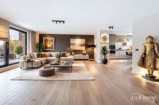 Op de vijfde verdieping van een verzorgd gebouw vindt u dit prachtige dakappartement van 137 m², gerenoveerd in 2019, dat comfort en stijl perfect combineert.<br />De grote leefruimte van 44 m² met ruime raampartijen en parketvloer geniet van veel licht en biedt direct toegang tot het zonnige terras van 35 m² – ideaal om te genieten van buitenruimte in het hart van Wilrijk.<br />De moderne keuken is volledig uitgerust met kookvuur, dampkap, oven, microgolf en vaatwasser. Naast de keuken bevindt zich een praktische berging met maatkasten.<br />Een apart halletje met maatkast en toilet. Verder is het appartement voorzien van 3 ruime slaapkamers van 12 m², 10 m² en 14 m² waarvan 1 ook met maatkasten. De badkamer beschikt over een inloopdouche en lavabo. Verder in de gang heb je extra toilet met aansluiting voor wasmachine.<br />Bij dit appartement hoort een garagebox ter aankoop van €35.000, geschikt voor 2 wagens, en een ruime kelderberging bestaande uit 2 aparte ruimtes.<br />Een zeer verzorgd en ruim appartement met centrale ligging, ideaal voor wie comfort, licht en buitenruimte zoekt in Wilrijk.