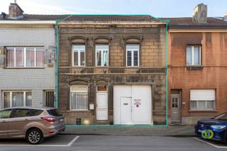 <p><span>Deze unieke woning is gelegen in een rustige straat in Haren, ideaal gelegen nabij uitvalswegen richting Brussel en de Ring.</span><span> </span><span>Het pand beschikt over een aantal uitmuntende troeven die het tot een zeldzame opportuniteit maken.</span></p><p><span>Een van de grootste pluspunten is de ruime loods van 150 m², ideaal als opslagruimte voor materiaal of als multifunctionele ruimte. De loods biedt tevens directe doorgang naar een magnifieke, koninklijke tuin van maar liefst 14,9 are. In de tuin bevindt zich een op te frissen buitenbar en een plek met potentieel voor een bijkomende buitenfunctie.</span><span> </span><span>Het gelijkvloers bestaat uit een ruime inkomhal van 13,5 m² en een praktische wasplaats van 14 m², die toegang geeft tot de berging/kelder van 29 m².</span><span> </span><span>De eerste verdieping is momenteel ingericht als een éénslaapkamerappartement van ongeveer 65 m², terwijl de tweede verdieping bestaat uit twee gelijkwaardige studio’s van elk circa 25 m², ideaal voor kangoeroe wonen of cohoussing</span><span> </span><span>Dankzij de combinatie van ruime binnen- en buitenruimtes, de strategische ligging en de veelzijdige indeling, biedt deze woning tal van mogelijkheden voor gezinnen of creatieve woonconcepten.</span></p><p><span><br /><br /></span></p><p><span> </span></p>