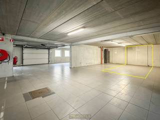 <p>Energiezuinig en INSTAPKLAAR APPARTEMENT met AUTOSTAANPLAATS vormt de ideale combinatie van COMFORT, LOCATIE en BEREIKBAARHEID in hartje OUDENAARDE. De LICHTRIJKE LEEFRUIMTE sluit naadloos aan op de VOLLEDIG UITGERUSTE KEUKEN, ideaal voor wie houdt van OPEN en FUNCTIONEEL WONEN. De VOLWAARDIGE SLAAPKAMER biedt RUST en PRIVACY, terwijl de MODERNE BADKAMER en PRAKTISCHE PRIVATIEVE KELDERBERGING zorgen voor extra gemak. Een INBEGREPEN AUTOSTAANPLAATS in een AFGESLOTEN GARAGE is een WAARDEVOLLE EXTRA in deze CENTRALE OMGEVING. Met zijn BETAALBARE PRIJS en AANTREKKELIJK HUURRENDEMENT van ca. €625/maand is dit appartement niet alleen perfect als STARTERSWONING, maar ook als INVESTERING met POTENTIEEL. Gelegen op WANDELAFSTAND van het STATION, WINKELS en SCHOLEN geniet je hier van een VLOTTE VERBINDING en alle voorzieningen binnen handbereik.</p>
<br /><strong>Adres: </strong>Broekstraat 90 bus 303, 9700 Oudenaarde<br /><br />Geen renovatieplicht; P-score: C, G-score: C