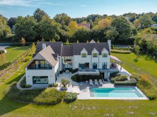 Nestled in a bucolic setting, this exceptional property with ±770m² of living space (according to PEB) extends over more than 45 acres facing west, offering breathtaking views of the fields and the majestic Sonian Forest. A refined lifestyle in a preserved natural environment.<br /><br />Organised on three levels, the villa offers harmonious and bright spaces. The ground floor comprises a fully equipped contemporary kitchen with breakfast area and utility room, a large living room with open fire and a TV lounge. Upstairs: a master suite with custom-made dressing room and private shower room, three bedrooms with dressing rooms, two shower rooms and a laundry room. The lower level houses a bar with dance floor, projection room and gym. The pool house, equipped with a hammam, sauna and shower, opens onto the swimming pool. A double garage, parking for eight cars, a storeroom and technical rooms complete the property. The carefully chosen materials create an elegant and coherent atmosphere.<br /><br />Other features: home automation, Bose audio system, gas heating, dual-flow ventilation, automated blinds, PEB B.<br /><br />Located in Ohain, renowned for its landscapes, prestigious villas and village square ranked among the most beautiful in Belgium, this property will appeal to lovers of elegance and nature.<br /><br />For further information and viewings, please contact our Walloon Brabant office on +32 (2) 898.09.40.