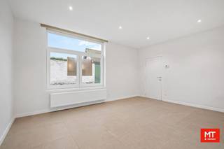 Instapklare halfopen woning met 3 slaapkamers, tuin en uitweg In de dorpskern van Ledegem vinden we deze gerenoveerde halfopen woning. Het pand werd...