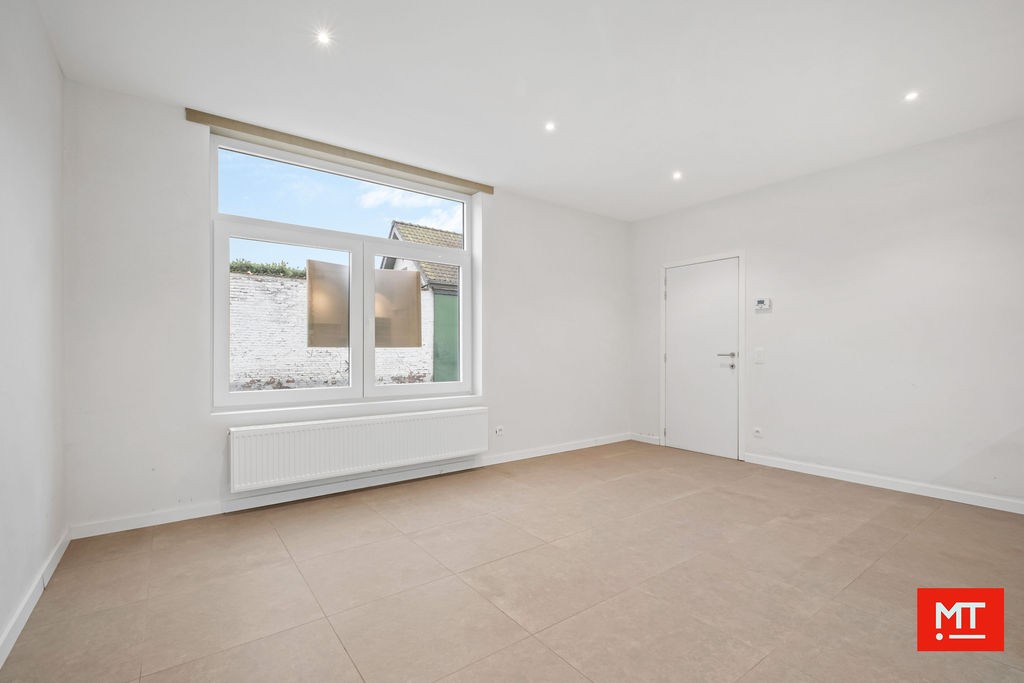 Instapklare halfopen woning met 3 slaapkamers, tuin en uitweg in de dorpskern van Ledegem - foto 4