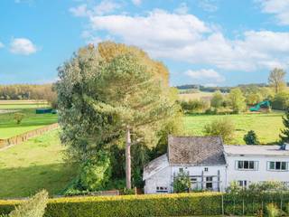 Deze eigendom is gelegen te Vlierzele, op het einde van de straat Morelgem en is omgeven door groen en rust. Het marktplein en bruisende centrum...