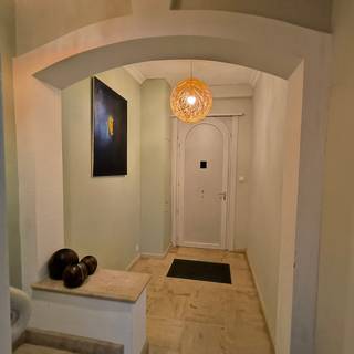 Deze verzorgde woning biedt een warme, lichtrijke leefomgeving dankzij de zuid‑west gerichte tuin en de grote raampartijen. Met drie volwaardige slaapkamers en een gezellige leefruimte vormt dit een ideale thuis op een centrale locatie nabij winkels, scholen, openbaar vervoer en belangrijke invalswegen.