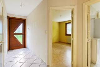 Bent u op zoek naar een vrijstaande woning waar gelijkvloers wonen mogelijk is? Dan is deze verzorgde laagbouwwoning uit 1993 zeker een bezoek waard.<br /><br />Via de inkomhal bereikt u twee volwaardige slaapkamers (9m²/13m²), een badkamer en een apart gastentoilet.<br /><br />De ruime leefruimte geniet van veel natuurlijke lichtinval en vormt dankzij de grote raampartijen een aangename verbinding met de tuin en het terras. Aansluitend bevindt zich de open keuken, die zorgt voor een gezellige interactie met de leefruimte. Naast de keuken vindt u een praktische wasberging, die bovendien rechtstreeks toegankelijk is via een handige zijdeur.<br /><br />De woning beschikt verder over een inpandige garage. Vanuit deze garage heeft u toegang tot de ruime zolderverdieping van maar liefst 51 m². Deze ruimte biedt tal van mogelijkheden en kan, mits de nodige aanpassingen, worden ingericht als extra slaapkamers, hobbyruimte of bureau.<br /><br />In de tuin vindt u verder nog een tuinhuis.<br /><br />Troeven:<br />+ Gelijkvloers wonen<br />+ Ruime en lichtrijke leefruimte met tuincontact<br />+ Inpandige garage<br />+ Ruime zolder van ca. 51 m² met uitbreidingsmogelijkheden<br />+ Zuidgerichte tuin<br />+ Airco aanwezig<br />+ GEEN renovatieverplichting<br /><br />Heeft u interesse in deze woning en wenst u een bezoek ter plaatse in te plannen? Aarzel niet ons te contacteren. Wij zijn bereikbaar via het nummer 03 337 50 70 of info@vbvastgoed.be.
