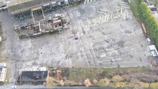 Dit terrein beschikt over een volledig gebetonneerd en zeer ruim buitenterrein van in totaal circa 6.200m², perfect voor buitenstockage. Het...