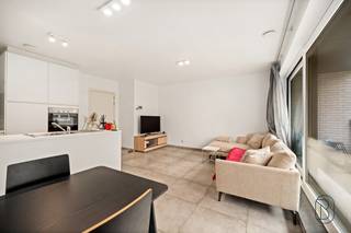 Te koop: modern en energiezuinig appartement met 2 slaapkamers en terras in centrum DeinzeOp een uitstekende ligging in Deinze, op wandelafstand van...