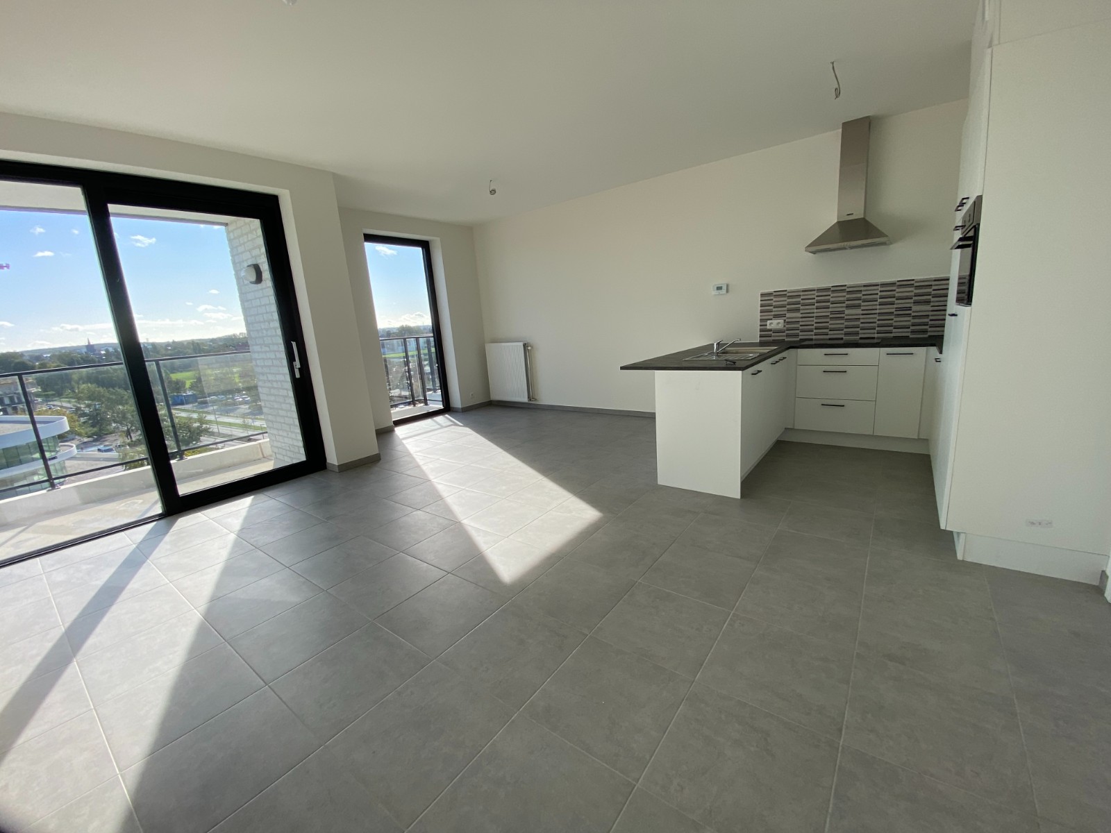 STIJLVOL NIEUWBOUWAPPARTEMENT MET 2 SLAAPKAMERS EN ZONNETERRASSEN – TOPLIGGING IN WAREGEM - photo 2