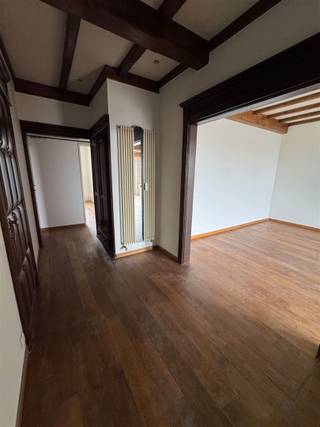 <p><span><span><u>Charmant appartement met 2 terrassen op de 5de verdieping.</u></span></span></p><p><span><span>Het appartement is gelegen op de hoogste verdieping van een appartementsgebouw, in een rustige residentiële wijk van Edegem, vlakbij het park Romeinse Put. Op wandelafstand van bushalte en winkels. </span></span></p><p><span><span>De indeling:</span></span></p><p><span><span>Een ruime woonkamer met veel lichtinval en uitzicht op het mooie parkje aan de voorzijde. De woonkamer beschikt over een sfeervolle schouw met inbouwkachel. De houten vloeren geven het interieur charme en warmte. Aanpalend aan de woonkamer bevindt zich de ingerichte keuken met toegang tot een klein terras. Aan de achterzijde bevinden zich de twee slaapkamers, waarvan één met toegang tot het terras over de volledig breedte van het appartement. Badkamer met lavabomeubel en moderne inloopdouche. Aparte wc.</span></span><br /><span><span>Privatieve kelder in het gebouw. Verder is er ook een gemeenschappelijke fietsenberging voorzien op de ondergrondse verdieping. </span></span><br /><span><span>Elektriciteit is conform. Asbest veilig.</span></span></p><p><span><span>Dit appartement combineert comfort en karakter. Perfect voor wie op zoek is naar een gezellige woonomgeving met voldoende ruimte.</span></span></p><p><span><span><strong><u>Pluspunten</u>:</strong></span></span></p><ul><li><p><span><span>Uitstekende ligging met mooi uitzicht</span></span></p></li><li><p><span><span>Gunstig EPC</span></span></p></li><li><p><span><span>Instapklaar</span></span></p></li></ul><p><span><span>Opgenomen in het maatregelen register: neen.</span></span></p>