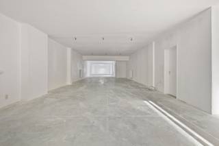 Deze recente handels- en commerciële ruimte van 243 m² bruikbare verkoopsruimte bevindt zich op een uitstekende locatie in het centrum van...