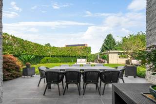 Op een uitstekende en bijzonder rustige locatie in Putte bevindt zich deze ruime vrijstaande woning met een bewoonbare oppervlakte van maar liefst 345 m² op een perceel van 780 m². Gelegen in een doodlopende straat geniet u hier van rust en privacy, terwijl u toch een vlotte verbinding heeft naar winkels, scholen en andere voorzieningen.<br /><br />Wandel door de woning via deze prachtige video.<br /><br />Via de ruime inkomhal, voorzien van een gastentoilet en vestiaire, betreden we de woning. De lichtrijke woonkamer beschikt over grote raampartijen die zorgen voor een aangename natuurlijke lichtinval en een mooi zicht op de tuin. De gezellige gashaard creëert bovendien een warme en sfeervolle leefomgeving.<br />De keuken is voorzien van de voornaamste toestellen en sluit aan op een ruime en praktische bijkeuken. Vooraan in de woning bevindt zich een extra polyvalente ruimte die perfect kan worden ingericht als bureau, ruimte voor een bijberoep of eventueel als slaapkamer.<br /><br />Via de nachthal bereiken we de vier volwaardige slaapkamers. Eén van de slaapkamers beschikt over een eigen dressing en douchekamer, wat zorgt voor extra comfort en privacy. De ruime badkamer is uitgerust met een ligbad, douche en dubbele lavabo. Op de overloop bevindt zich bovendien nog een extra apart toilet.<br />Een vaste trap leidt naar de tweede verdieping, die volledig werd afgewerkt. Deze ruime verdieping biedt tal van mogelijkheden en kan perfect dienstdoen als extra slaapkamer, hobbyruimte, bureau of speelruimte.<br /><br />Verder beschikt de woning over een zeer ruime garage, een kelder, een centraal stofzuigsysteem en tal van praktische bergruimtes.<br />Buiten geniet u van een leuke en aangename tuin waar u in alle rust kunt genieten van het mooie weer en de groene omgeving. De ruime oprit biedt bovendien voldoende parkeergelegenheid op eigen terrein, wat zorgt voor extra comfort voor bewoners en bezoekers.<br /><br />Ook energetisch scoort de woning goed met een EPC-label C en een EPC-score van 203 kWh/m²jaar.<br /><br />Contacteer ons voor meer informatie op 0473/27 88 57 of bezoek Boonstra Vastgoed.<br />Bijzonderheden:<br />6 volwaardige slaapkamers<br />345 m² bewoonbare oppervlakte<br />Gelegen in een doodlopende straat<br /><br /><br />