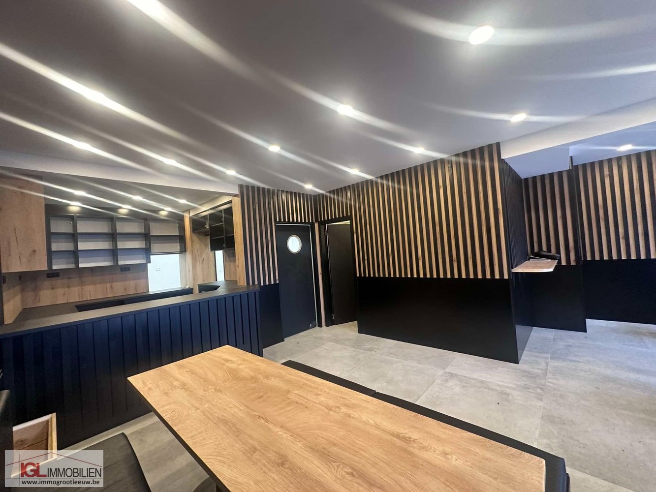 Volledig gerenoveerd handelspand aan het Vlezenbeekplein te koop - foto 5