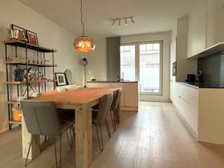 Surf naar www.abricasa.be en plan jouw verhuurafspraak in samen met onze digitale assistente Alice!Lichtrijk appartement met 1 slaapkamer en terras nabij 't Zuid!Je wandelt het appartement binnen in de centraal gelegen hal. De woonkamer is ruim met een volledig geïnstalleerde, moderne open keuken met kwalitatieve toestellen en veel opbergruimte. Via de woonkamer heb je toegang tot het aangenaam inpandig terras van 13m2. De badkamer is uitgerust met een lavabomeubel en ruime inloopdouche. De toilet is apart en beschikt over een handenwasser. Er is ook een berging waar je een wasmachine kan aansluiten. De slaapkamer is uitgerust met mooie en praktische ingebouwde kasten en een dressinghoek. Het appartement is recent energiezuinig gebouwd en beschikt bovendien overal over ledverlichting. Verder beschik je ook over een gemeenschappelijke fietsenstalling en een comfortabele berging in de kelder. Het appartement is bovendien top gelegen tussen 't Zuid en het centrum. - NIET GEMEUBELD- EPC: 60 kWh/m² UC: 11002-G-2012_50623/EP09859/A00- Maandelijkse kosten: 75,- euro bevatten: onderhoud &amp; verbruik gem. delen, lift (forfait)- Huurwaarborg: 2.790- euro (3 maanden) - Beschikbaar: 15/01/2026- Type contract: Bepaalde duur (1 jaar) verlengbaarWens je jouw huis, appartement, bouwgrond of opbrengsteigendom te verkopen? Op zoek naar een vastgoedmakelaar voor de verhuur of het beheer van jouw eigendom(men)? Bel ons voor een vrijblijvende afspraak op 03 259 04 04.