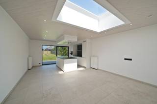In Westkerke, deelgemeente van Oudenburg, vinden we deze halfopen bebouwing.De woning werd dit jaar (2025) gerenoveerd en geniet van een gunstig epc...