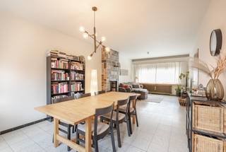 Deze verzorgde bel-etagewoning met 3 slaapkamers geniet van een uitstekende ligging in Heverlee, ideaal voor wie rustig en residentieel wil wonen.<br />Via de inkomhal met gastentoilet komt u in de ruime en lichtrijke leefruimte terecht, met aangename eet- en zithoek.<br />Aansluitend bevindt zich de uitgeruste keuken met kookplaat, vaatwasser en koelkast en van hieruit heeft u toegang tot het gezellige tuintje met terras.<br />De eerste verdieping omvat twee ruime slaapkamers en een derde, kleinere kamer, momenteel ingericht als dressing. Verder bevindt zich hier de badkamer met lavabo en ligbad met douche. Alle kamers zijn voorzien van ramen met rolluiken.<br />De woning beschikt bovendien over een inpandige garage met manuele poort en een praktische kelder, voorzien van een aansluiting voor een wasmachine. Op de inrit van de garage is het mogelijk om een 2de wagen te parkeren.<br />Dankzij de nabijheid van de Geldenaaksebaan en de Pakenstraat geniet u van een vlotte verbinding naar Leuven, Heverlee en Haasrode. Ook de belangrijkste invalswegen en de E40 zijn gemakkelijk bereikbaar. Een ideale gezinswoning op een gegeerde locatie in de onmiddellijke nabijheid van winkels, scholen, de Abdij van Park en een uitstekende bereikbaarheid.<br /><br />De maandelijkse huurprijs bedraagt 1.395 EUR. De nutsvoorzieningen dient de huurder zelf af te sluiten bij een leverancier naar keuze. <br />De woning is beschikbaar vanaf 01 november 2026.<br />- EPC in opmaak- <br /><br />Interesse? Contacteer ons dan vrijblijvend voor bijkomende informatie of een bezoek ter plaatse.<br />info@covas.be // 016 40 60 20 // www.covas.be