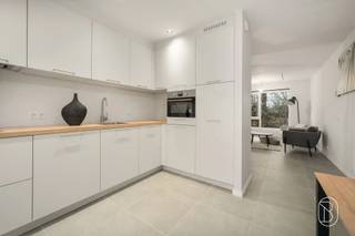 Ontdek deze recent opgeleverde ecologische nieuwbouwwoning op een rustige locatie in Kortrijk. Indeling: op de gelijkvloers vinden we een opbergruimte / fietsenstalling, een badkamer en een slaapkamer en een gezellig stadstuintje op de eerste verdieping bevind er zich een ruimte leefruimte met een volledig geinstalleerde keuken, op de tweede verdieping, bevind er zich een kamer een polyvalente ruimte en een zuidgericht zonovergoten dakterrasTroeven: uiterst zuinig verbruik dankzij de vloerverwarming in alle ruimtes, de warmtepomp en de zonnepanelen, zuidgericht privé dakterras zonder inkijk, volledig instapklaar, centrale en rustige ligging in Kortrijk en kan bovendien worden aangekocht met 6% btw-tarief (ipv 21%)Deze woning is ideaal voor wie op zoek is naar een duurzame, onderhoudsvriendelijke en toekomstgerichte woonoplossing op een strategische locatie.Interesse? Meer informatie via feline@immobeguin.be