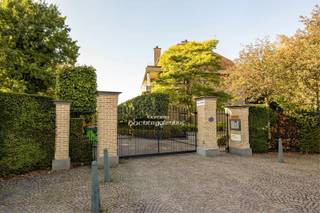 <p><span>WILRIJK – Nachtegalenhof</span><span>: Sublieme penthouse met 3 slaapkamers, 2 terrassen en autostaanplaats</span></p><p><span> </span></p><p><span>BESCHRIJVING :</span></p><p><span> </span></p><p><span>Dit aangename dakappartement bevindt zich op een gegeerde, residentiële locatie in het Nachtegalenhof en geniet dankzij zijn ligging en zuidelijke oriëntatie van een bijzonder mooie natuurlijke lichtinval.</span></p><p><span> </span></p><p><span>Bij het betreden van het appartement komt men in de verzorgde inkomhal, afgewerkt met een natuurstenen vloer. </span></p><p><span>Hier bevinden zich een apart gastentoilet met handenwasser en videofonie.</span></p><p><span>De inkomhal geeft toegang tot de lichtrijke leefruimte, afgewerkt met een houten parketvloer. </span></p><p><span>De open keuken sluit hier mooi op aan en beschikt over een arduinen werkblad, voldoende kastruimte en de nodige toestellen, waaronder een Miele-vaatwasser, elektrisch kookvuur, koelkast, diepvriezer, dubbele lavabo, traditionele oven en microgolfoven. De aansluitingen voor wasmachine en droogkast werden discreet weggewerkt.</span></p><p><span> </span></p><p><span>Vanuit de leefruimte is er toegang tot het mooie terras, waar men in alle rust kan genieten van de omgeving. De zuidelijke oriëntatie zorgt hier voor een aangename lichtinval. De ramen zijn voorzien van zowel zonnewering als zonsverduistering.</span></p><p><span> </span></p><p><span>De nachthal leidt naar de drie slaapkamers en de badkamer. Deze beschikt over een dubbele wastafel, toilet, ventilatiesysteem, ligbad en afzonderlijke douche.</span></p><p><span>Aan de achterzijde bevinden zich twee slaapkamers, beide afgewerkt met een houten parketvloer. </span></p><p><span>De eerste slaapkamer is momenteel ingericht als dressing. De tweede slaapkamer, tevens de masterbedroom, beschikt over een aangename oppervlakte en geeft rechtstreeks uit op het tweede, ruime terras. </span></p><p><span>Dankzij de aanwezige rolluiken kan de ruimte volledig verduisterd worden.</span></p><p><span> </span></p><p><span>De derde slaapkamer wordt momenteel gebruikt als bureauruimte en geniet dankzij het grote Veluxraam van een aangename natuurlijke lichtinval.</span></p><p><span> </span></p><p><span>Het appartement beschikt tot slot over een private kelderberging en een eigen autostaanplaats. Deze laatste kan mee aangekocht worden aan 25.000 €.</span></p><p><span> </span></p><p><span>BIJZONDERHEDEN : </span></p><p><span> </span></p><ul><li><span>2 aangename terrassen</span></li><li><span>Autostaanplaats in het gebouw</span></li><li><span>Lift aanwezig</span></li><li><span>Videofonie</span></li><li><span>Private kelderberging</span></li><li><span>Gemeenschappelijke kosten bedragen ca 280 €/maand (onderhoud gemene delen , lift, syndicus, brandverzekering, individueel waterverbruik, reservefonds, brandverzekering, onderhoud tuin...)</span></li></ul><p><span> </span></p><p><span> </span></p><p><span> </span></p>
