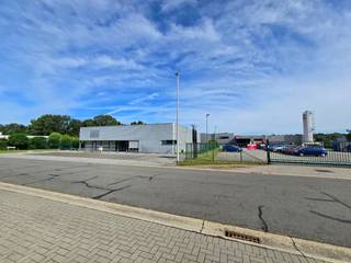 Bedrijfsgebouw - groot 831m² - centraal gelegen op het industrieterrein te Zonhoven, vlakbij de N715 Zonhoven Houthalen -Bree en tussen de afritten nr. 30 Midden-Limburg &amp; nr. 31 Genk-Centrum E314. Het perceel van 3821m² beschikt over een verharde en ruime onverharde buitenruimte. <br /><br />INDELING: Inkomhal; Showroom; Burelen met vergaderruimtes en kitchenette (300m²) en magazijnruimte (300m²); toegankelijk via sectionaalpoort (4 meter). Opslagruimte van 240 m² voorzien boven de burelen. <br /><br />TECHNISCHE KENMERKEN: <br />Magazijn: Luchtverwarming op aardgas; Burelen: gaswandketels en radiatoren, airco's voorzien; Kantoren en magazijn zijn voorzien van gepolierde beton, showroom in tapijt; <br />Alarmsysteem aanwezig. <br />380V aanwezig;<br />Volledig omheind met elektrische poort; <br />Ruime parkeer- en manoeuvreerruimte op het terrein; <br /><br />Achter en vooraan het gebouw bevindt zich een verharde buitenzone; achteraan het gebouw een ruime onverharde buitenzone.<br /><br />EPC: X - Certificaatnummer: 20230818-0011453978-NR-1.<br />Onroerende voorheffing en brandverzekering ten laste van huurder.<br /><br />Voor meer info, bezichtiging bel Dario 0472/092 756, dario@limburgsvastgoed.be of 011/22.19.17 of www.limburgsvastgoed.be