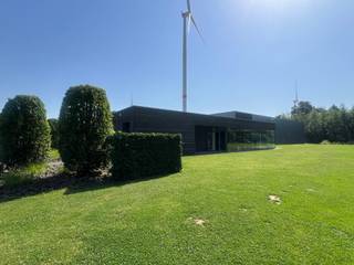 Goed gelegen energiezuinig bedrijfsgebouw te Ham, vlakbij<span> de afrit 25A van de E313</span>. Dit gebouw heeft een oppervlakte van 865m², bestaande uit 280m² moderne kantoren en een magazijn van 585m². Het terrein is volledig omheind en voorzien van grote schuifpoorten. Verder zijn er voldoende parkeerplaatsen bij het gebouw.<br /><br />KENMERKEN HAL : <br />- oppervlakte: 585m²<br />- staalconstructie met geïsoleerde sandwichpanelen, geïsoleerde steeldeck, lichtstraten met rookluik<br />- elektriciteit: drijfkracht, 32A<br />- 1 elektrische sectionaalpoort <br />- industriële verlichting<br />- verwarming: verwarming via warme luchtblazers, aangesloten op warmtepomp<br /><br />KANTOREN : <br />- oppervlakte: 280m²<br />- indeling: ruim landschapskantoor, 2 individuele kantoren, vergaderzaal, keuken, sanitaire cellen, serverruimte<br />- verwarming en koeling dmv van airco's en warmtepompen<br />- moderne afwerking: polybetonvloer, glazen wanden, ingerichte keuken<br />- alarm en camerabewaking<br /><br />TROEVEN:<br />- goed gelegen vlakbij de E313<br />- energiezuinig gebouw: zonnepanelen, warmtepompen, airco's<br />- voldoende parking<br /><br /><strong>Info: 0478/930500 of <span><span>info@jansenrealestate.be</span></span></strong>