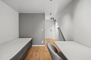 <span><strong>***alle informatie op www.connect-immo.be***</strong></span><br /><br /><strong>De Tiensestraat</strong><span> </span>ademt sfeer met zijn<span> </span><strong>heterogeen straatbeeld</strong>: enerzijds heb je de verschillende stijlen van historische gebouwen en anderzijds kan je er een combinatie vinden van woonhuizen, handelspanden en kantoren.<br /><br /><span>Niet alleen de leuke ligging van het pand is een troef maar ook de faciliteiten in de nabijheid zijn mooi meegenomen. Supermarkten, scholen, campussen, aula’s, faculteiten, printshops, apotheek… op wandel/ fietsafstand. Wil je graag een avondje stappen dan is de Oude Markt op wandelafstand. Ook voor een hapje en drankje ben je in de Parijsstraat/ Muntstraat/ Tiensestraat aan het juiste adres. Leuven zit vol met verborgen schatten en met een kot in de Tiensestraat zal het een dagelijkse ontdekking zijn.<br /></span><br /><span>Deze studentenresidentie is een </span><strong>vernieuwbouwproject</strong><span>. De renovatie wordt uitgevoerd met aandacht voor detail, afwerking en kwaliteitsvolle materiaalkeuze. Ook voldoet het gebouw aan </span><strong>de gevraagde strenge energiezuinigheidsnormen.</strong><span> De entiteiten zijn kamers eigen sanitair, dewelke volledig bemeubeld aangeboden worden. Bovendien is er </span><span>een gemeenschappelijke keuken aanwezig zodat studenten samen kunnen kokerellen! Een echte troef aan dit pand is de gemeenschappelijke buitenruimte, waar de studenten gezellig samen kunnen ontspannen!<br /></span><br /><span><strong><span>Interesse? Vraag je brochure op en plan uw bezoek in met onze Expert Investeringsvastgoed: Jacky@connect-immo.be of 0495 53 46 49</span><br /></strong></span><br /><span>EPC: 13 kWh/m2jaar - A label - 3010931</span><br /><strong>Verkoop onder het registratiestelsel</strong><br /><span>Wg, G</span><span>dv, Gvkr, Gvv</span>