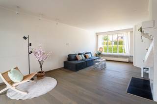 Locatie:<br />Op zoek naar een charmante en energie-zuinige woning met ruimte, leuke tuin én een topligging? Welkom in het gegeerde Hertebos, een rustige en groene wijk op wandel- en fietsafstand van het bruisende centrum van ’s Gravenwezel.<br /><br />Indeling:<br />Deze ideale gezinswoning op een perceel van 560m² biedt alle troeven voor wie houdt van comfortabel wonen. Je komt toe in de leuke voortuin, met een praktische oprit voor enkele wagens. <br />Op het gelijkvloers verwelkomt een ruime inkomhal je, met aansluitend een kleine kamer die als bureau kan dienen, een gastentoilet, een praktische garage met wasplaats, een gezellige en lichtrijke leefruimte op parket en een functionele keuken met eetplaats en zicht op de tuin. <br />Achteraan vind je een royale aangebouwde veranda en buiten kan je in alle rust genieten van een leuke tuin met een ruim tuinhuis met overdekt terras én jacuzzi — ideaal voor wie houdt van buitenleven in alle seizoenen. <br /><br />Op de eerste verdieping bereiken we 3 slaapkamers via een ruime overloop, de moderne badkamer met inloopdouche, dubbele lavabo en toilet, en toegang tot een grote zolderberging, perfect als extra opslagruimte.<br /><br />Belangrijkste troeven:<br />Gunstige ligging in top-buurt, met goede bereikbaarheid.<br />Super leuke tuin waar je in alle rust kan genieten.<br />Solide woning, technisch volledig in orde en in goede staat van onderhoud.<br /><br />Bijzonderheden: <br />Gunstige EPC score van 187 kWh/m²<br />Zonnepanelen aanwezig (2023 geplaatst)<br />Elektriciteit conform, Asbestvrij<br />Dak volledig vernieuwd in 2016<br />Cv op gas gas (condensatieketel 3 jaar geleden geplaatst)