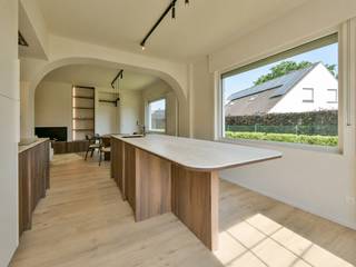 Welkom in de Wingensestraat 5, een gerenoveerde woning met garage, autostaanplaats en zonnige tuin. Rustig gelegen in het charmante Hertsberge, op een steenworp van het Bulskampveld. Dankzij de centrale ligging bevinden scholen, winkels, openbaar vervoer, horeca en tal van wandel- en fietsroutes zich binnen handbereik. Dankzij de grondige renovatie beschikt de eigendom over een EPC label B, conforme elektrische keuring en zonnepanelen!<br /><br />Bij het betreden van de woning wordt u verwelkomd in de inkomhal met plaats voor een vestiaire. Via de stalen deur komt u terecht in de sfeervolle leefruimte, ingericht met een gashaard en ingemaakte kasten. Aansluitend bevindt zich de lichtrijke eetplaats en de volledig uitgerust keuken, afgewerkt met kwalitatieve materialen en een tijdloos design. Verder beschikt het gelijkvloers over een wasplaats en een gastentoilet.<br />Op de eerste verdieping bevinden zich twee slaapkamers, waarvan één met ensuite dressing. De badkamer is voorzien van alle comfort en beschikt over een ligbad, een inloopdouche en een dubbele lavabo. Daarnaast is er een afzonderlijk toilet aanwezig.<br /><br />Buiten geniet u van een verzorgde voortuin, een gemeenschappelijke oprit, een garage met elektrische sectionaalpoort en één autostaanplaats. Achter de garage bevindt zich bovendien een overdekte berging, ideaal voor fietsen of tuinmateriaal. <br /><br />De vermelde prijs is een richtprijs; elk bod wordt voorgelegd aan de eigenaar, die het recht heeft dit te aanvaarden of te weigeren.