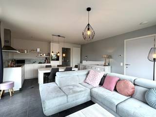 <p>Dit energiezuinige duplexappartement biedt een lichtrijke woonkamer met open, volledig uitgeruste keuken voorzien van een kookplaat, dampkap, oven, koelkast met vriesvak en vaatwasser.</p><p>Aansluitend bevindt zich een praktische berging met aansluitingen voor een wasmachine en droogkast, evenals een apart gastentoilet. Op deze verdieping bevindt zich bovendien een volwaardige slaapkamer.</p><p></p><p>Via de woonkamer bereikt u het ruime terras, waar u geniet van panoramische zichten.</p><p>Op de vierde verdieping, bereikbaar via de trap, bevinden zich een tweede ruime en lichtrijke slaapkamer en een moderne badkamer uitgerust met een inloopdouche, lavabomeubel en een tweede toilet.</p><p></p><p>Daarnaast beschikt u over een privatieve autostaanplaats.</p><p></p><p>Het appartement is centraal gelegen in Deinze, langs een belangrijke verbindingsweg richting Kortrijk en omgeven door residentiële en commerciële voorzieningen. Winkels, openbaar vervoer, scholen en de Brielmeersen bevinden zich op wandelafstand.</p><p></p><p></p><p>Syndic € 75</p>