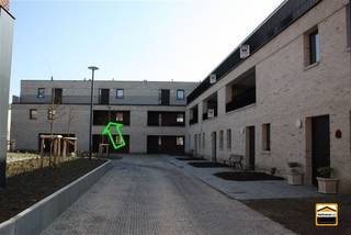 <p><span>ERKENDE ASSISTENTIEWONING in parkomgeving met ondersteunend <br />dienstverleningsaanbod</span><span><br /><br />Deze assistentiewoning is gelegen op de eerste verdieping van een rustige residentie.<br />De aangename parkomgeving zorgt voor een gevoel van rust. De gunstige ligging biedt een<br />goede bereikbaarheid van de nodige voorzieningen. U bent in de nabijheid van winkels, horeca,<br />gemeentediensten en de huisartsenpraktijk.<br /><br />Het betreft een erkende assistentiewoning. Deze eenheid is op dit moment verhuurd, hetgeen<br />deze aankoop ook zeker interessant maakt als belegging. Op de gelijkvloerse verdieping is een<br />gemeenschappelijke ontmoetingsruimte voorzien.<br /></span><span><br />Enkele specifieke kenmerken:</span></p><ul><li><span>E-peil: E60</span></li><li><span>Vloerverwarming op aardgas</span></li></ul><ul><li><span>Ventilatiesysteem type C+ </span></li><li><span>Gebouw werd uitgerust met een lift </span></li><li><span>De assistentiewoning beschikt over een kelderberging.</span></li></ul><p><span> </span></p><p><span>Wenst U meer informatie over deze erkende assistentiewoning of een bezichtiging?<br />Contacteer ons via 012 26 22 05 of <span>info@hetimmohuis.be</span></span></p><p><span> </span></p>
