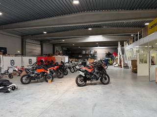 Situé dans le zoning de Sauvenière à Gembloux, cet ensemble semi-industriel en excellent état développe une superficie totale de 2.200 m²,...
