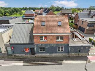 Voor meer informatie of een bezoek contacteer Anne De Block van OC Vastgoed: 0471 38 00 36 of anne@ocvastgoed.be<br />IDEAAL VOOR KLEINE ZELFSTANDIGE! <br /><br />Deze woning (214m²) met 4 volwaardige slaapkamers (11m²/19m²/11m²/30m²) en loods 150m² (hoogte poort 2,20m) vindt zijn vestiging in het rustige Opstal, Buggenhout. Winkels en scholen op wandel/fietsafstand.<br /><br /><strong>De indeling als volgt: <br />Gelijkvloers:</strong><br />Ruime inkomhal, gastentoilet, technische ruimte, lichtrijke leefruimte en eetplaats (42m²), keuken voorzien van alle toestellen en badkamer voorzien van douchecabine, lavabo en toilet. <br /><strong>Eerste verdieping: </strong><br />Centrale overloop, toilet, drie ruime slaapkamers (11m²/19m²/11m²) en ruime badkamer (30m²) voorzien van lavabo, ligbad en douche.<br /><strong>Tweede verdieping:</strong><br />Master bedroom met ruime dressing (30m²)<br /><br />Loods van 150m² met sectionale poort van 2,20 meter hoogte, ideaal voor een zelfstandige activiteit. Droge kelder aanwezig. <br />Buiten koer met opslagruimte. <br /><br />Technische gegevens:<br />Centrale verwarming op aardgas, conforme elektriciteit, dubbele beglazing, 21 zonnepanelen met omvormer 400 volt. <br /><br />EPC label C (255 Kwh/m² jaar) - GEEN renovatieplicht / Bewoonbare oppervlakte volgens EPC attest: 214m² <br />Stedenbouwkundige inlichtingen in aanvraag sinds 26/03/2026.<br />Geen overstromingsgevoelig gebied: P-score: C, G-score: C<br />FOTO'S ZIJN AI GEGENEREERD.
